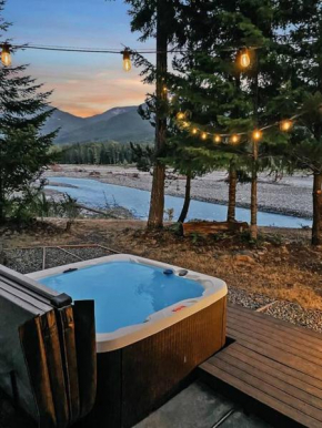 The River House- Riverfront Cabin-hot tub, gazebo!